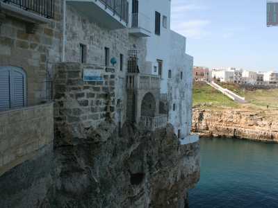 ...i cui balconi in pietra o in ferro battuto si affacciano direttamente sul mare aperto